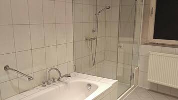 Haartrockner, Handtücher, Seife, Toilettenpapier
