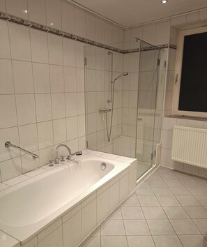 Haartrockner, Handtücher, Seife, Toilettenpapier