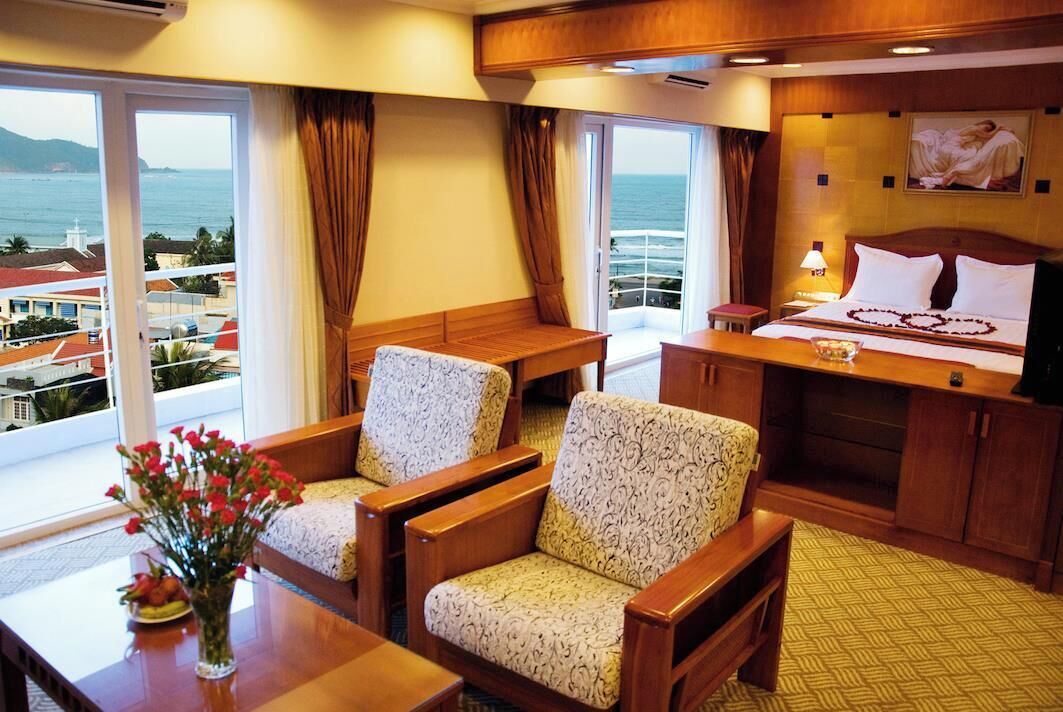 Minibar, in-room safe, desk, laptop workspace