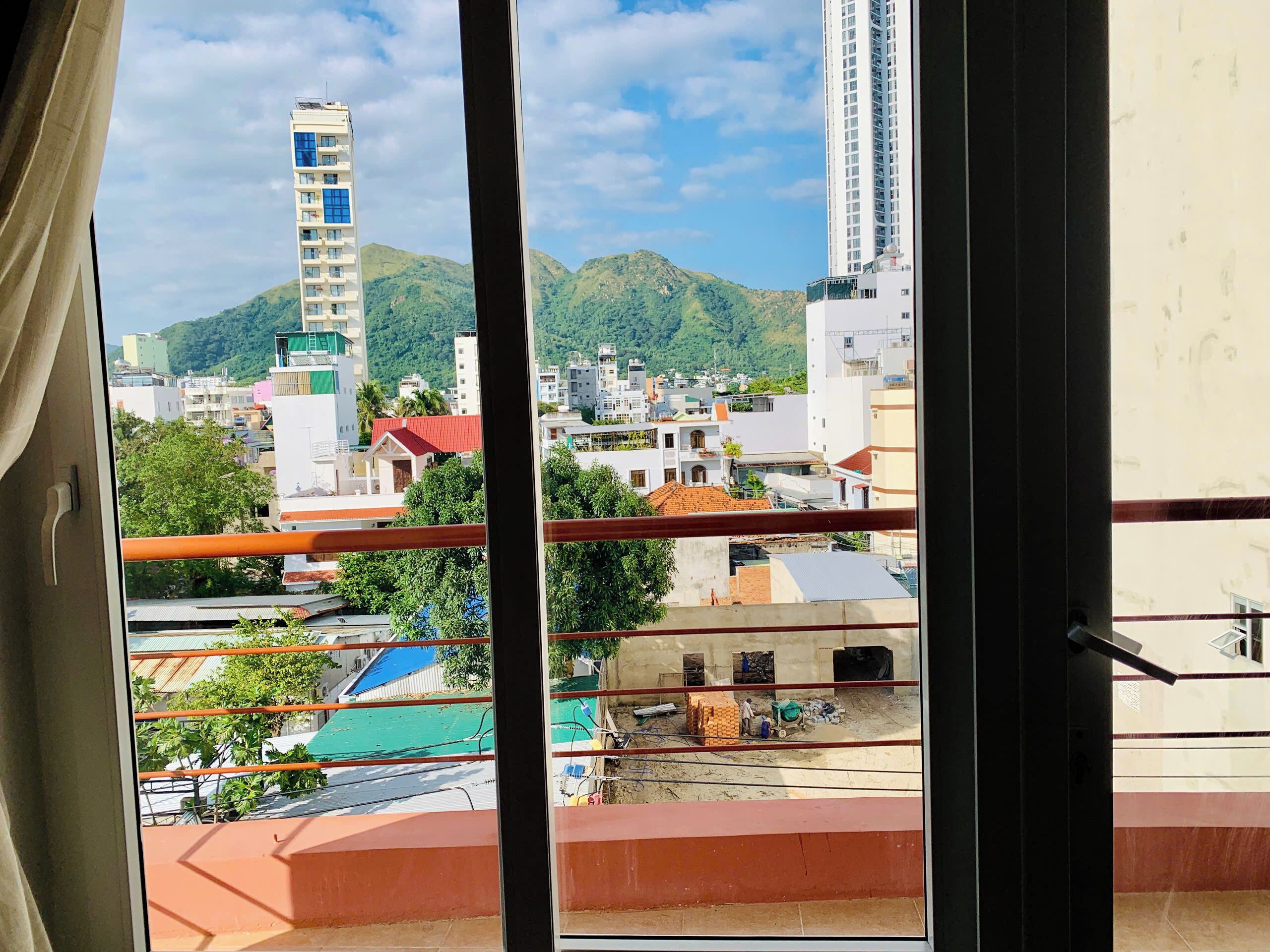 Rom – deluxe, byutsikt | Minibar, safe på rommet, blendingsgardiner og lydisolert