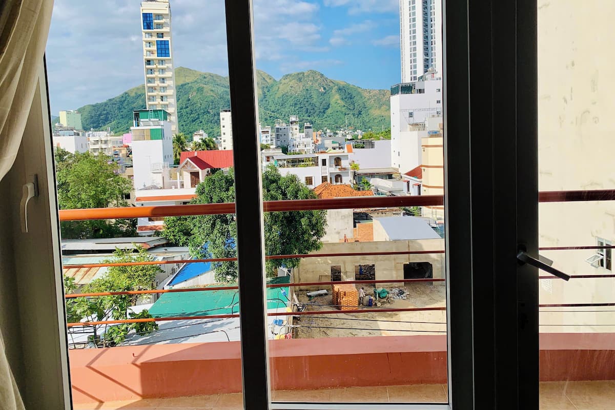 Rom – deluxe, byutsikt | Minibar, safe på rommet, blendingsgardiner og lydisolert