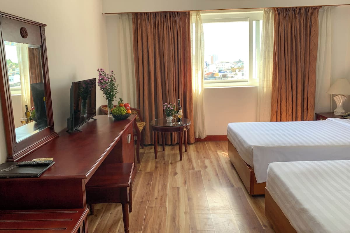 Minibar, coffres-forts dans les chambres, bureau