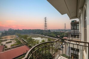 デラックス ダブルルーム | デスク、WiFi (無料)、ベッドシーツ