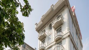 Un immeuble à plusieurs étages sur lequel on peut lire l’inscription « Grand Hôtel de Hanoï ».