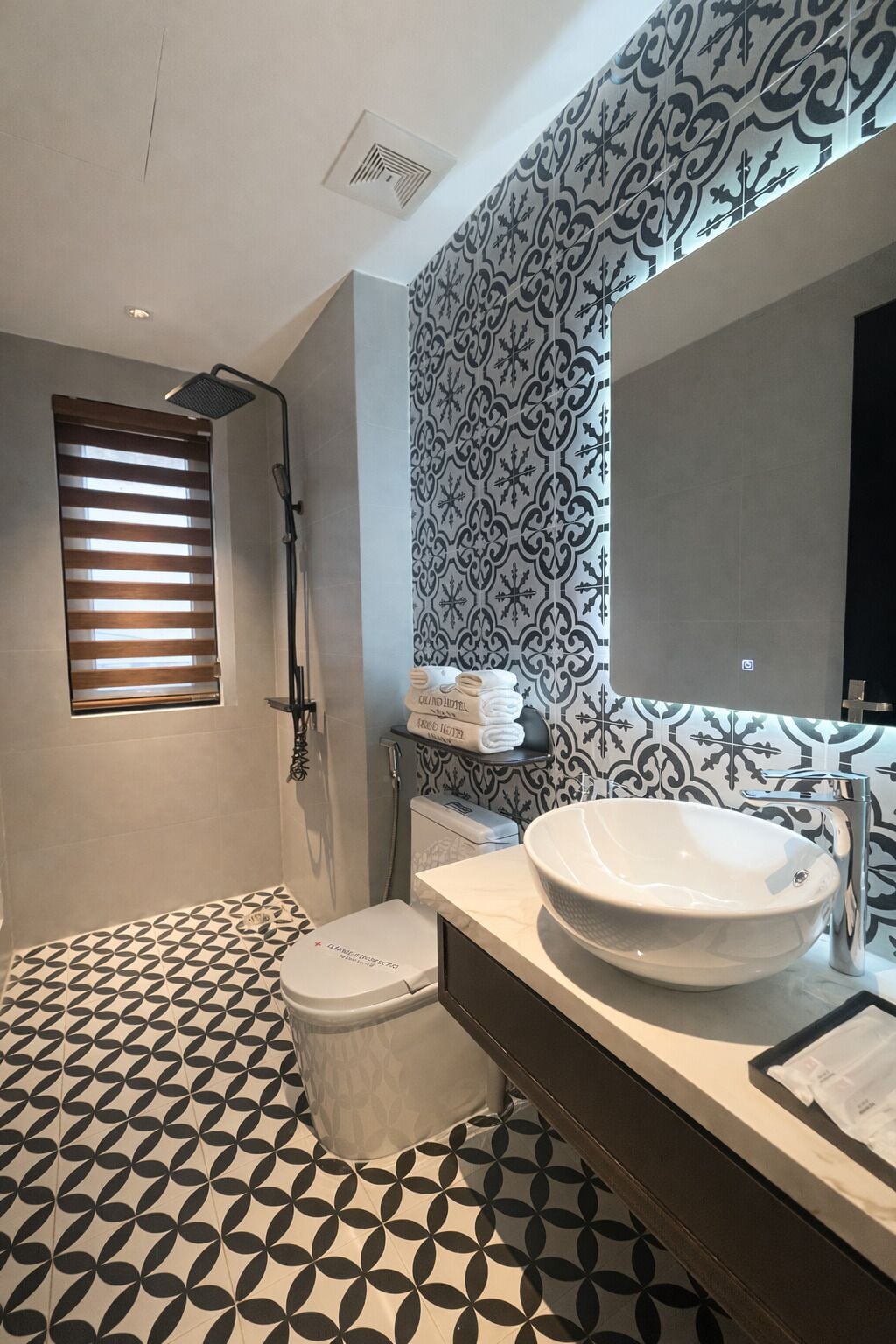 Habitación Deluxe con 2 camas individuales | Baño | Amenidades de baño gratuitas, secadora de cabello, pantuflas, bidet 