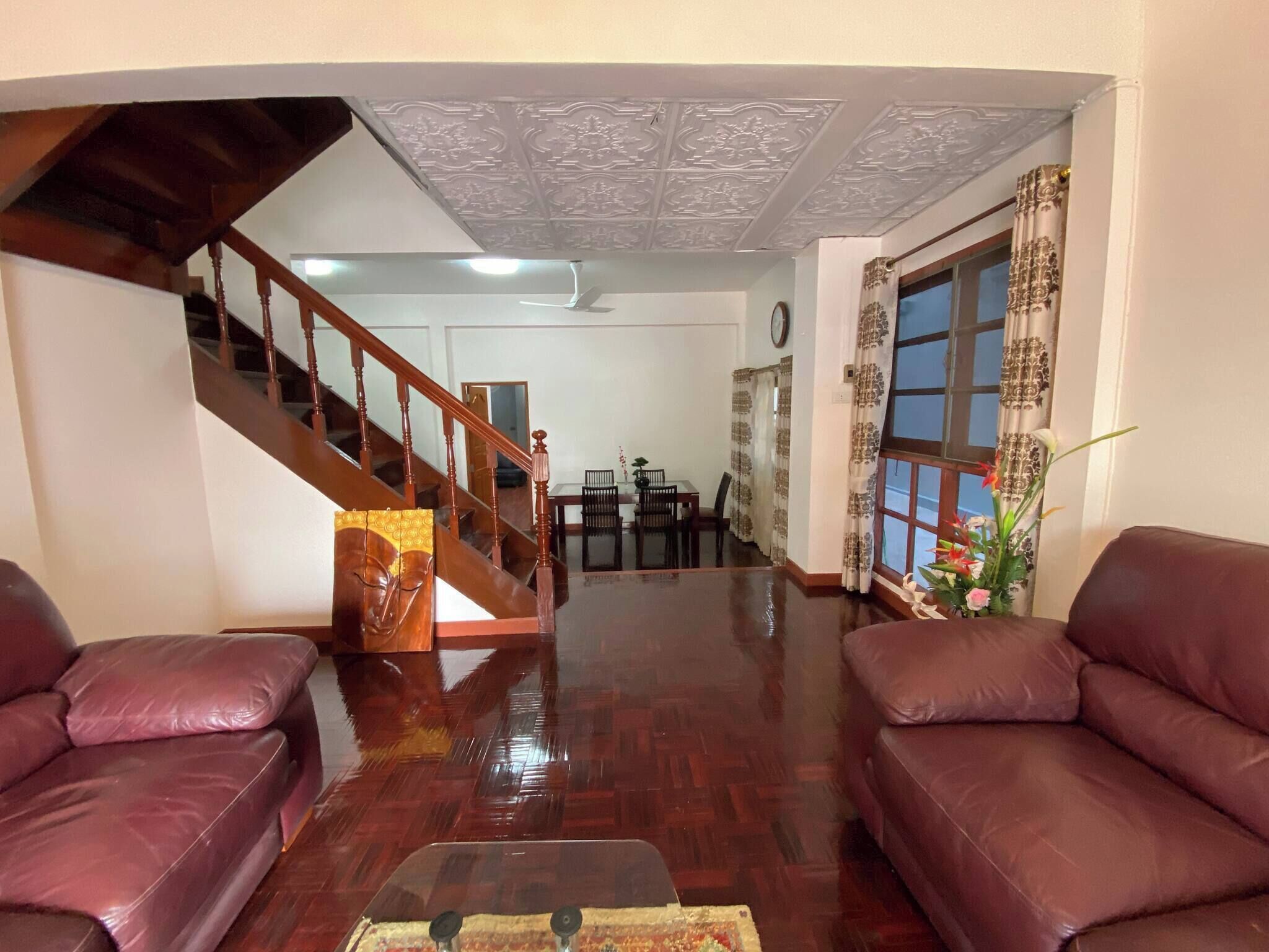 บังกะโล, 4 ห้องนอน, พร้อมสิ่งอำนวยความสะดวกสำหรับผู้พิการ, ระเบียง | ห้องนั่งเล่น