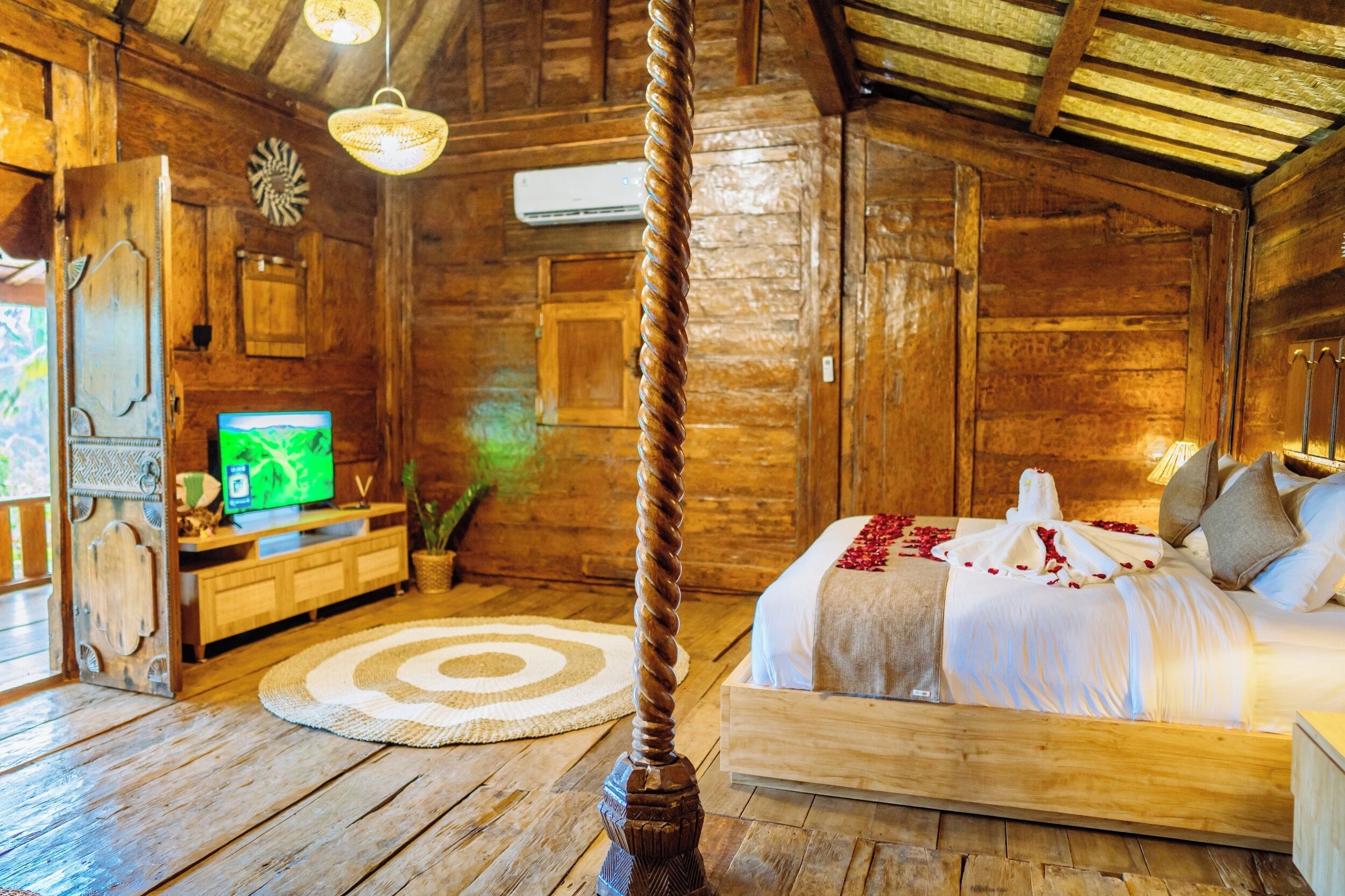 Escritorio, wifi gratis y ropa de cama 