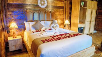 One Bedroom Deluxe Villa | Desk, free WiFi, bed sheets