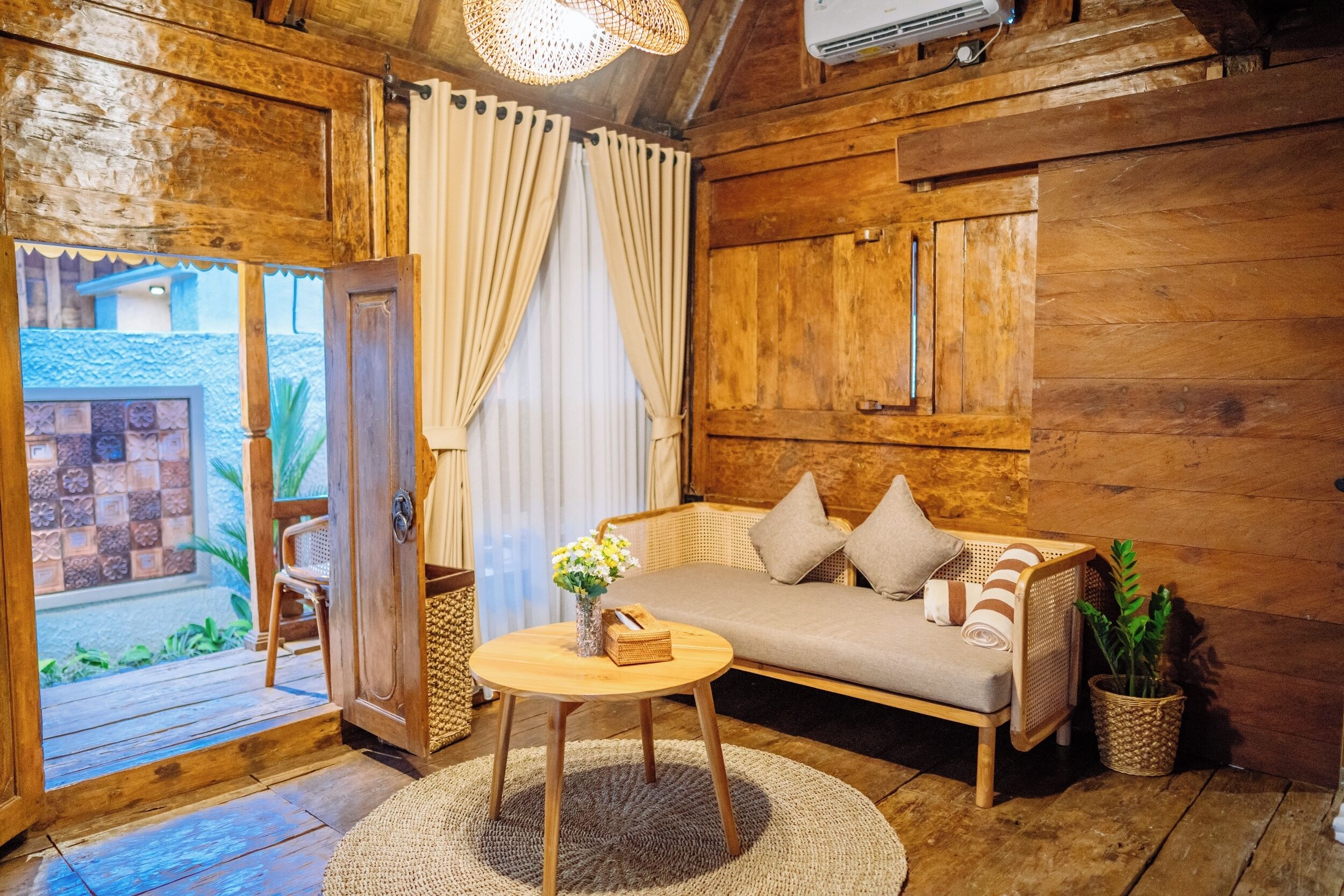 Escritorio, wifi gratis y ropa de cama 