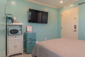 Iron/ironing board, internet, bed sheets