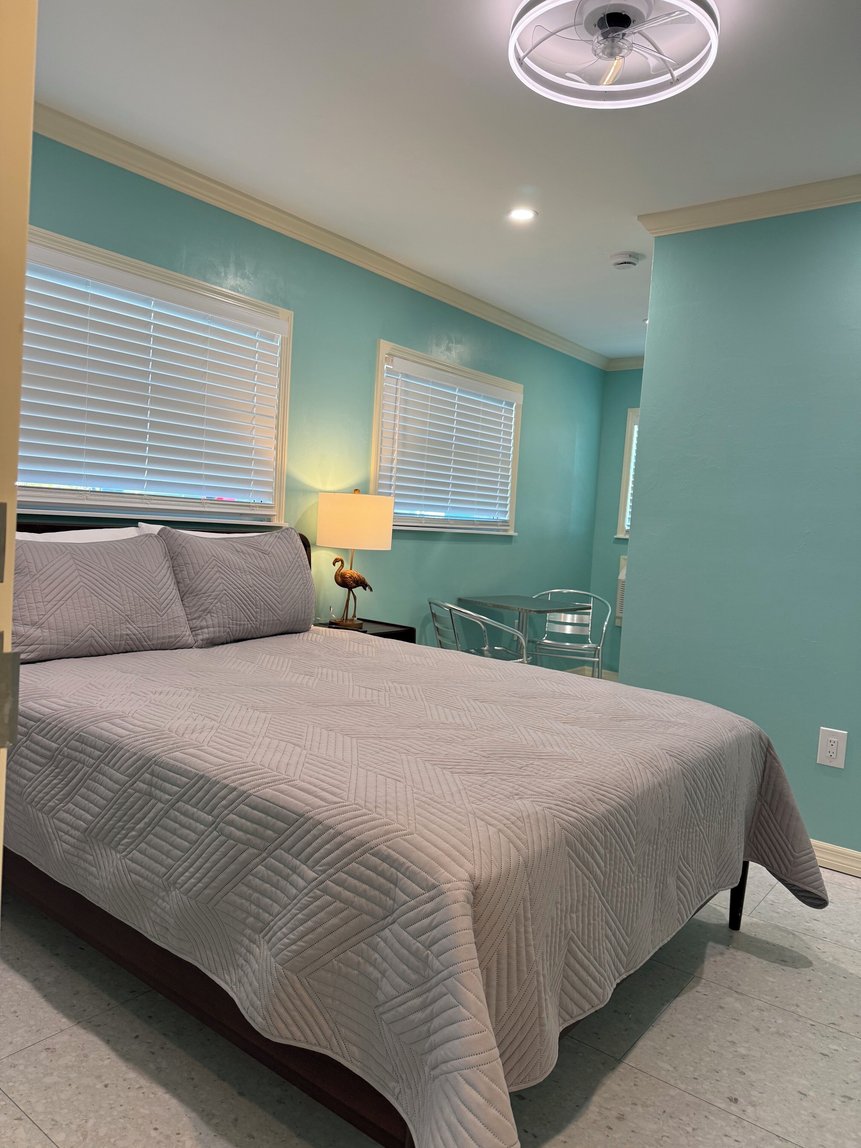 Bügeleisen/Bügelbrett, Internetzugang, Bettwäsche