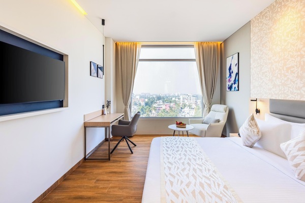 Grande Room with King/Twin Bed | In-room safe, desk, free WiFi