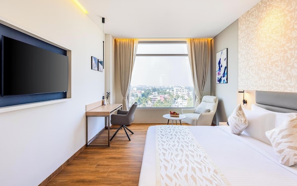 Grande Room with King/Twin Bed | In-room safe, desk, free WiFi