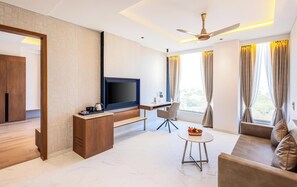 Suite majestueuse, balcon | Coffre-fort, bureau, accès au Wi-Fi (inclus)