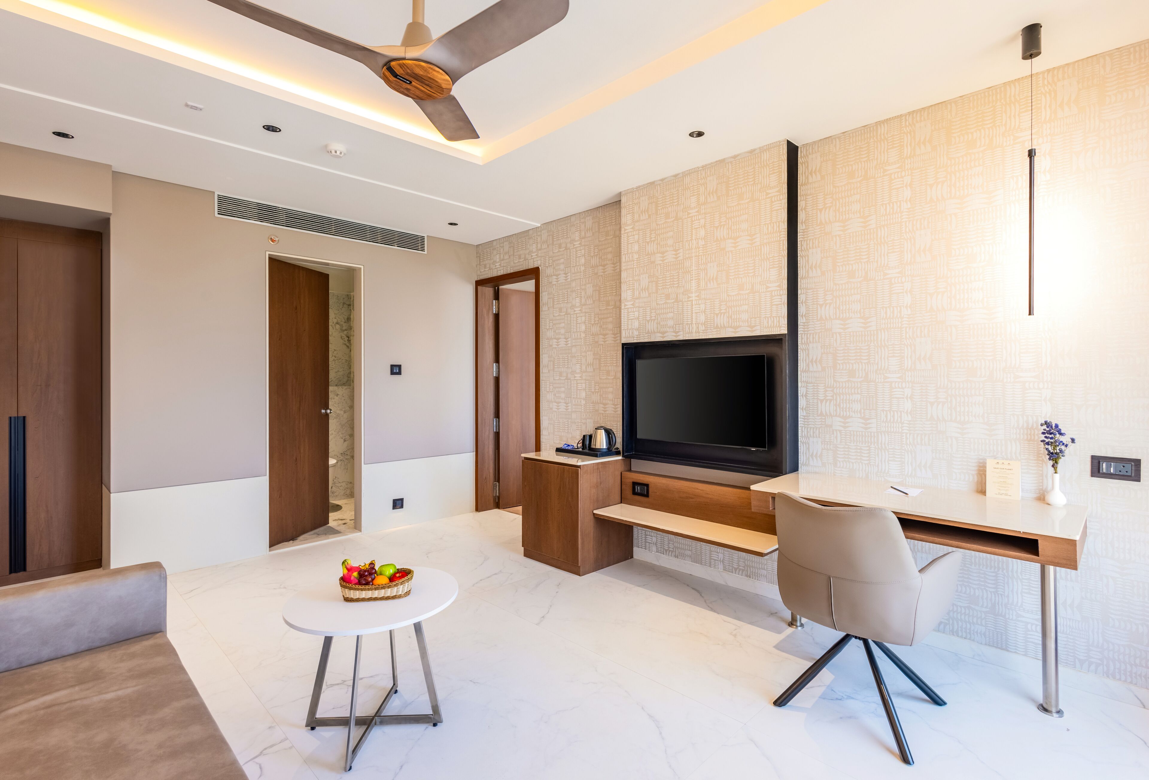 Grande Suite with Balcony and Jacuzzi | Living area