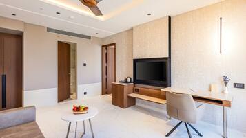 Grande Suite with Balcony and Jacuzzi | Living area