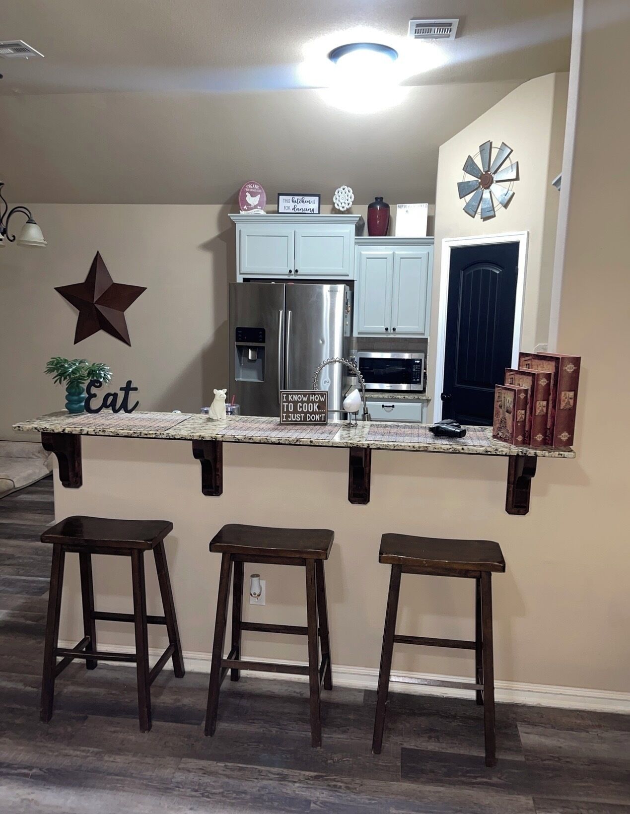 Kjøleskap, mikrobølgeovn, ovn og kokeplater