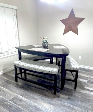 Dining - Spacious 3 BR on Dead End-Fast Wi-Fi, Work Desk - Minutes to Tulsa Attractions (Glenpool)