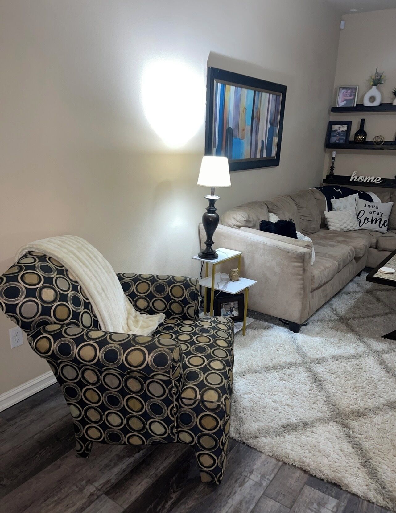 Smart-TV, bøker og stereoanlegg