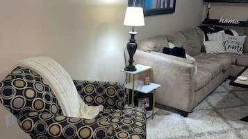 Smart-TV, bøker og stereoanlegg