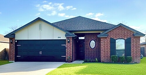 Spacious 3 BR on Dead End-Fast Wi-Fi, Work Desk - Minutes to Tulsa Attractions