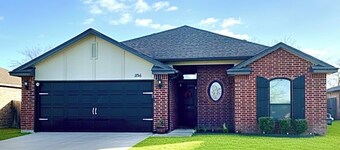 Spacious 3 BR on Dead End-Fast Wi-Fi, Work Desk - Minutes to Tulsa Attractions