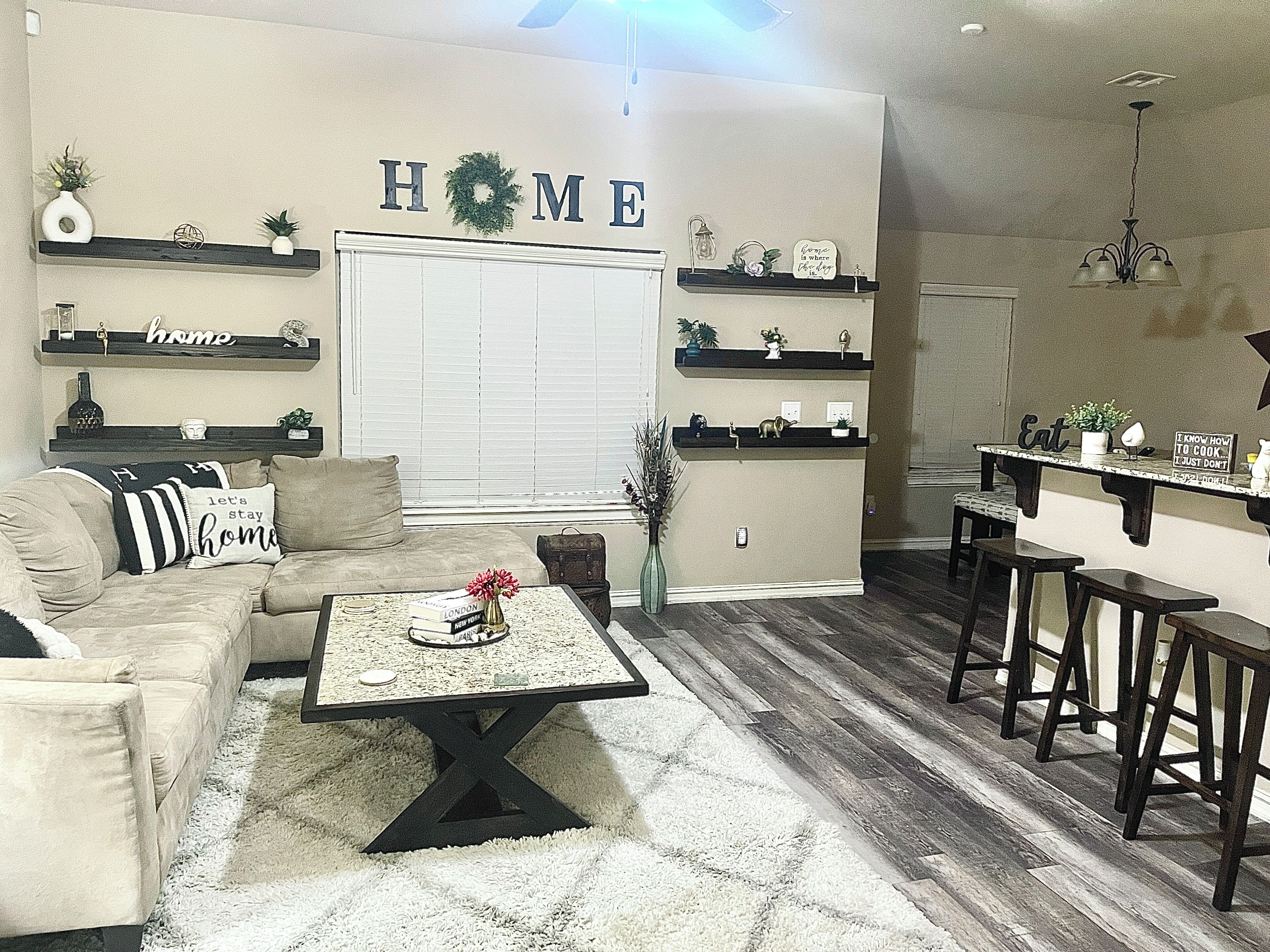 Televisor intel·ligent, llibres i estèreo 