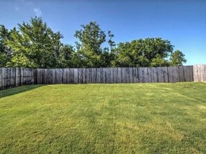 Property grounds - Spacious 3 BR on Dead End-Fast Wi-Fi, Work Desk - Minutes to Tulsa Attractions (Glenpool)