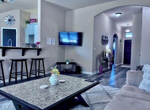 Smart TV, libros y estéreo 