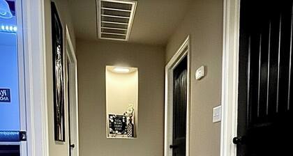 Spacious 3 BR on Dead End-Fast Wi-Fi, Work Desk - Minutes to Tulsa Attractions