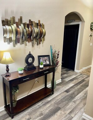 Interior - Spacious 3 BR on Dead End-Fast Wi-Fi, Work Desk - Minutes to Tulsa Attractions (Glenpool)