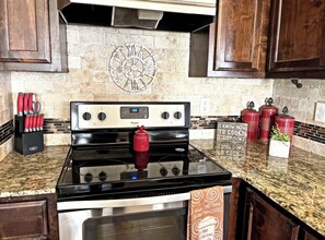 Refrigerador, microondas, horno y parrilla de estufa 