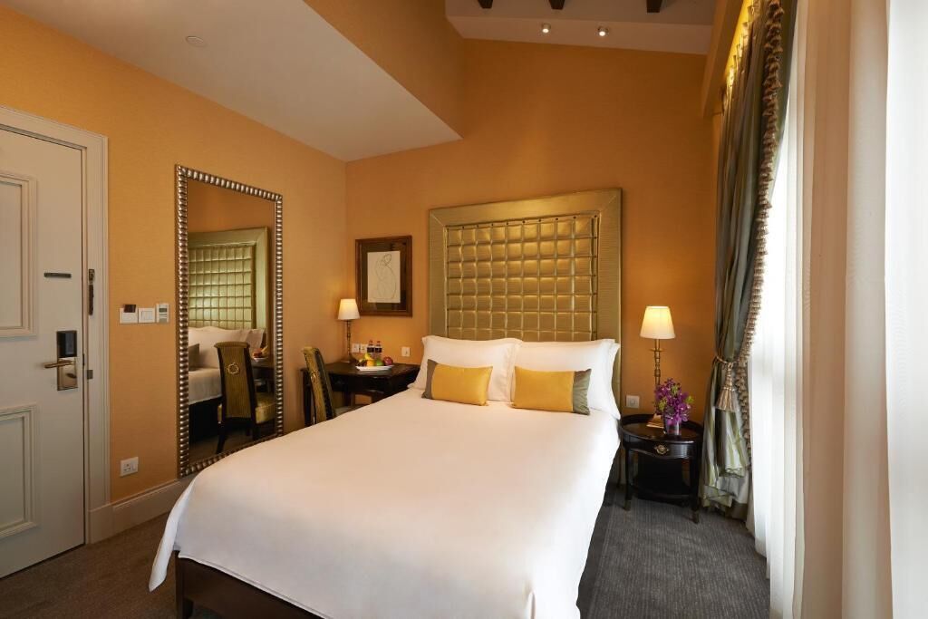 Executive Double or Twin Room, Non Smoking | In-room safe, desk, laptop workspace, iron/ironing board