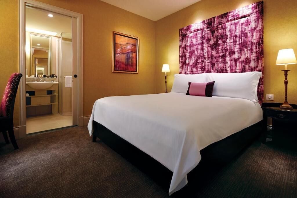 Deluxe Double or Twin Room, Non Smoking | In-room safe, desk, laptop workspace, iron/ironing board