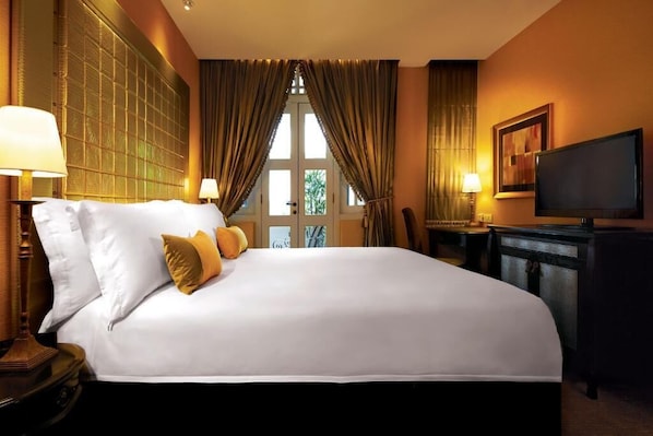 Executive Double Room, Balcony, City View | In-room safe, desk, laptop workspace, iron/ironing board - Aurum Royal (Singapore)