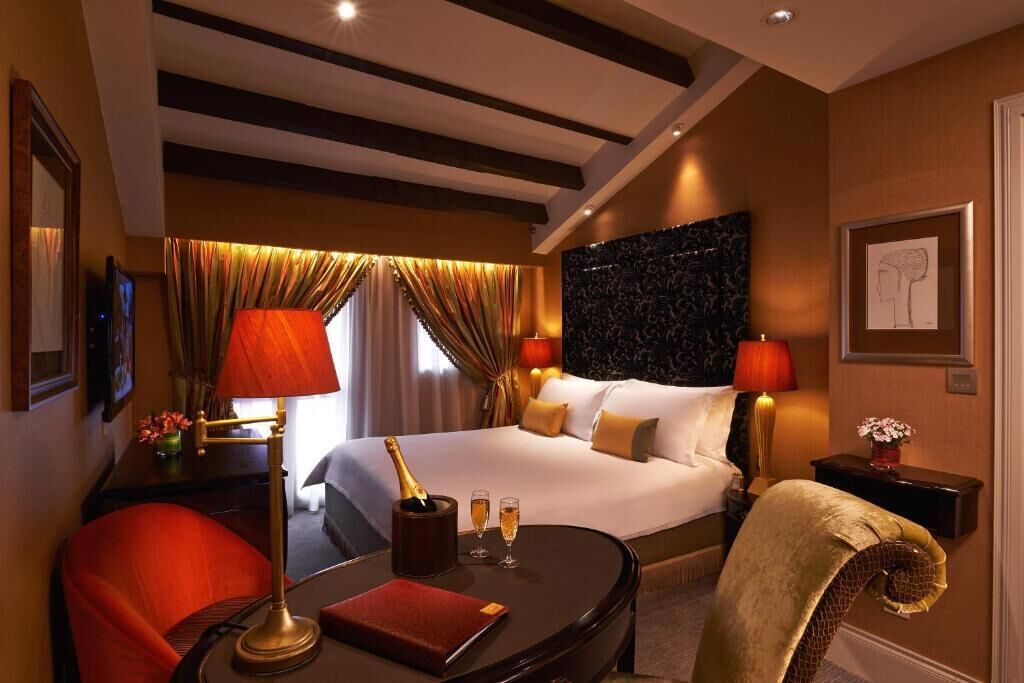 Premium Double Room, Non Smoking | In-room safe, desk, laptop workspace, iron/ironing board