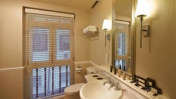 Executive Double or Twin Room, Non Smoking | Bathroom