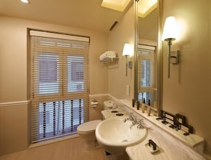 Executive Double or Twin Room, Non Smoking | Bathroom | Hair dryer, towels, soap, shampoo - Aurum Royal (Singapore)