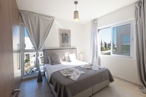 5 bedrooms, iron/ironing board, internet, bed sheets
