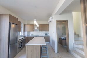 ثلاجة، ميكروويف، فرن، موقد طهي مسطح