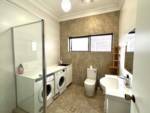 Douche, sèche-cheveux, serviettes fournies, savon