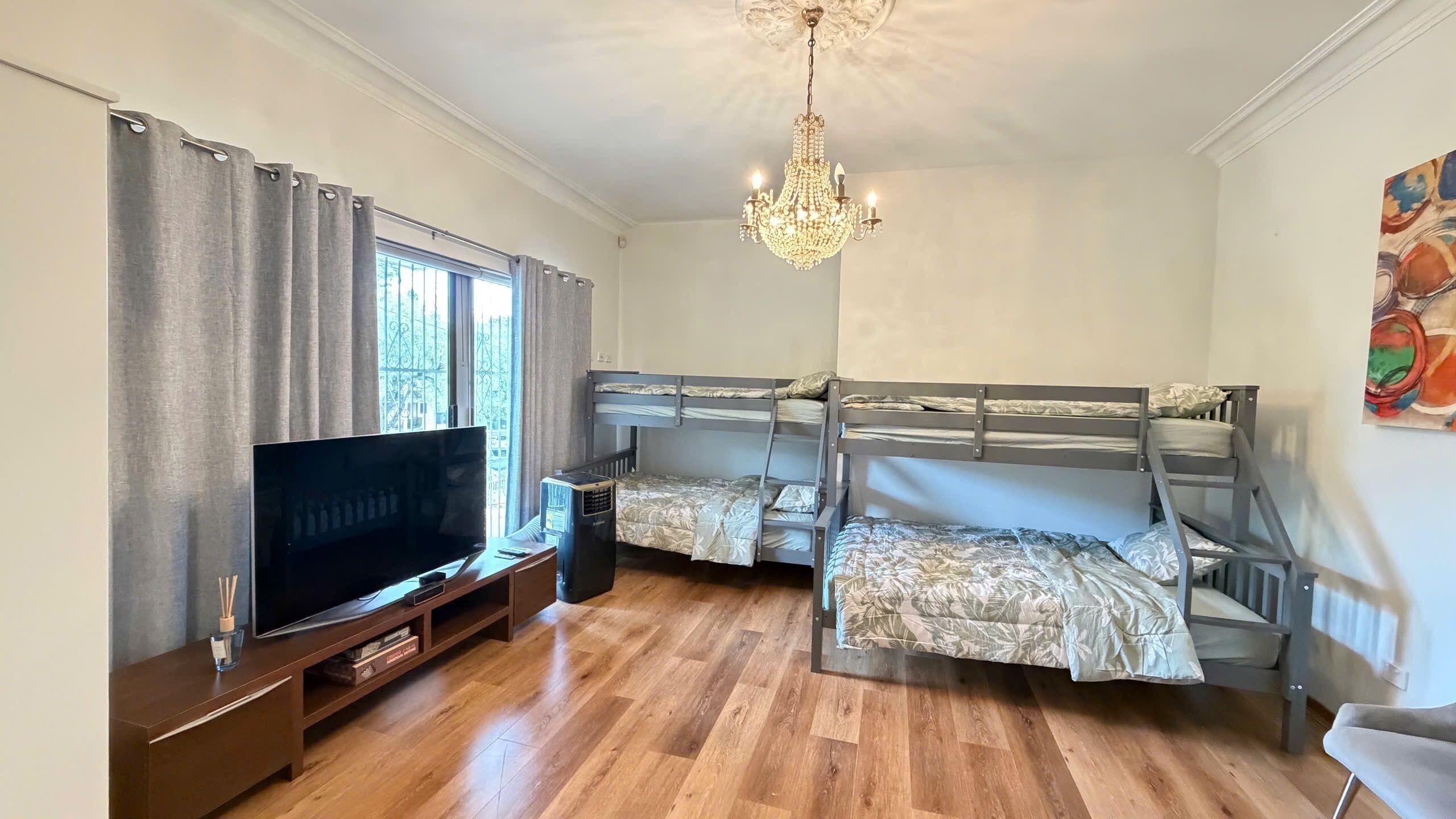 6 bedrooms, iron/ironing board, WiFi, bed sheets