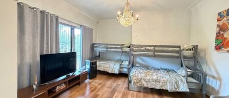 6 bedrooms, iron/ironing board, WiFi, bed sheets