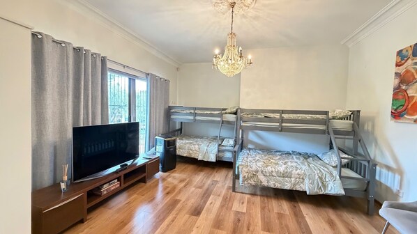 6 chambres, fer et planche à repasser, Wi-Fi, draps fournis