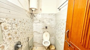 Deluxe Quadruple Room | Bathroom | Shower, rainfall showerhead, free toiletries, bidet - Hotel P & L near Mahakaleshwar Temple  (Ujjain)