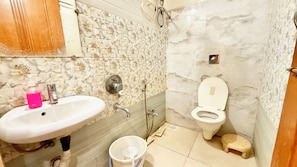 Shower, rainfall showerhead, free toiletries, bidet - Hotel P & L near Mahakaleshwar Temple (Ujjain)