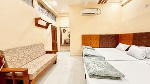 Premium bedding, desk, laptop workspace, soundproofing - Hotel P & L near Mahakaleshwar Temple  (Ujjain)