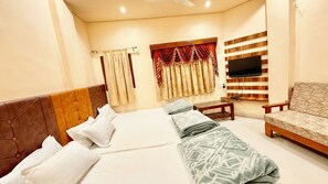 Habitación triple Deluxe | Ropa de cama de alta calidad y escritorio