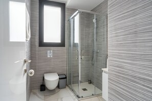 Studio, 1 Double Bed with Sofa bed, Kitchenette, City View | Bathroom - Dusk - Studio by Plus 49 in Mackenzie (Larnaca)