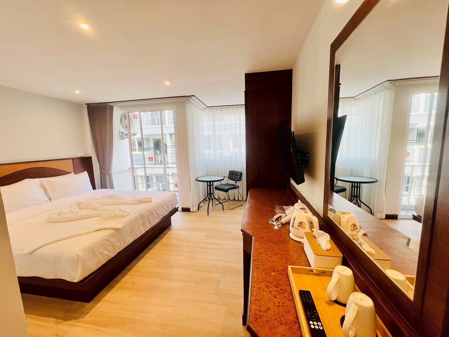 Caja de seguridad en la habitación, cortinas blackout y wifi gratis 